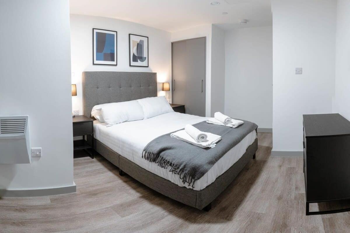 Contemporary 1 Bed In Apartment Liverpool