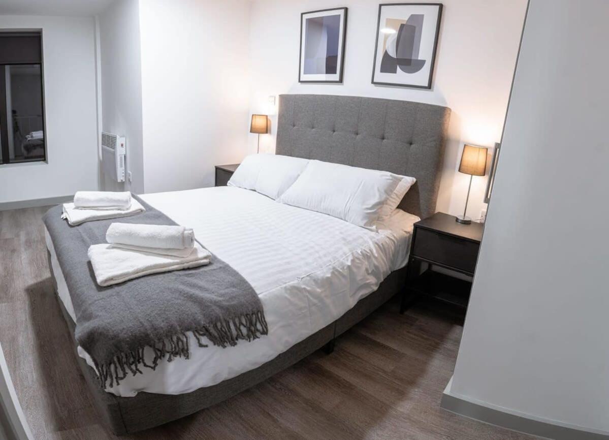 Contemporary 1 Bed In Apartment Liverpool